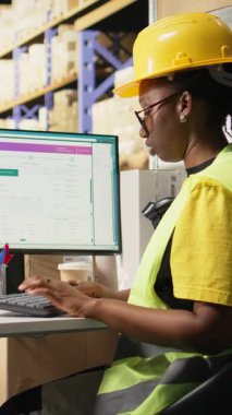 Sistem kaydı için kargo paletlerindeki yanlış etiketleri tarayan dikey video E-ticaret işçisi, bilgisayar yazılımındaki paket durumunu güncellemek için izleme bilgisi kullanıyor. Ticari mal teslimatı