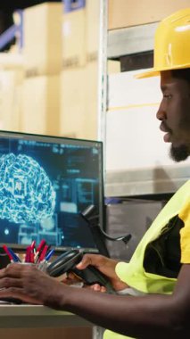 Yapay zeka sinirsel ağlarının yardımıyla sevkiyat detaylarını kaydetmek için tarayıcı kullanan, yapay zeka barkodlarını tarayan dikey Afrikalı Amerikalı çalışan yapay zeka izleme yazılımı üretti.