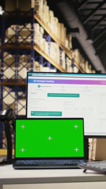 Dikey Afrikalı Amerikalı işçiler nakliyatları takip ederken kopyalama alanının yanındaki izleme bilgilerini, depo operasyonlarını organize raflar ve paletlerle takip ediyorlar. Doğru lojistik ve tam zamanında gönderme