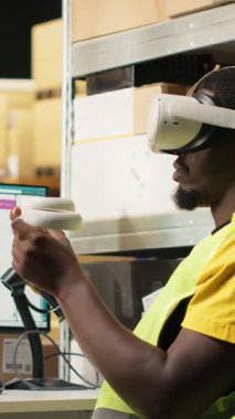 Dikey Video Siyah personeli yapay zeka, destek ve envanter kontrolü ile güçlendirilmiş 3 boyutlu simülasyon için VR gözlük kullanır. Sevkiyat için kişi izleme paketi