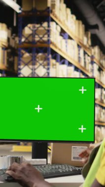 Vertical Video Man, perakende ticaret endüstrisi için büyük ölçekli endüstriyel operasyonlarda çalışan, bilgisayar modellemeleri ile dağıtım faaliyetlerini ve protokolleri denetliyor. Raflarda kutular olan bir depo. Kamera.