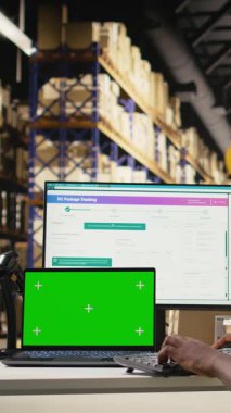 Dikey Video E-ticaret çalışanı, paket izleme servisi için etiket verilerini kullanarak, sistemde fotokopi alanı ile hava yolu faturalarını kaydediyor. Depoda raflı yeşil ekran kullanılıyor