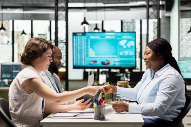 Bayan başvuru sahibi ve bir mülakat toplantısında soru soran, departman çalışanlarının kariyer fırsatlarını tartışan personel. Geliştirme için kafa avı.