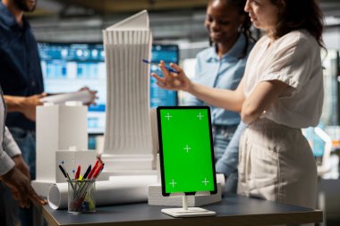 Emlak müteahhitleri, mimari modeller ve kopya alanlarını kullanarak, imar düzenlemeleri ve emlak yatırım eğilimleriyle uyumlu sürdürülebilir bir konut projesi tasarlayarak birlikte çalışırlar..