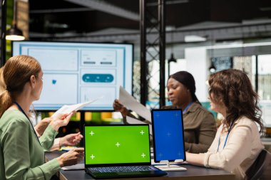 Modern yönetim kurulunda izole edilmiş kopya alanı görüntülemesi, veri raporları ve kurumsal çalışma ortamında bilgi grafikleriyle stratejik planlama yapan kararlı meslektaşlardan oluşan bir ekip..