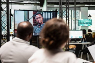 İnsan kaynakları çalışanları, iş başvurusu detayları ve potansiyel yolcu alımları hakkında HR ile internet sohbeti yapmak için adaylarla görüşüyor. Kafa avcılığı.