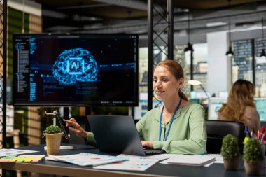 Bilişim şirketi yöneticisi, çok uluslu modern bir şirkette performans tahmini, stratejik planlama ve geliştirme için yapay zeka otomasyonu ve derin öğrenme kullanır. Büyüme.