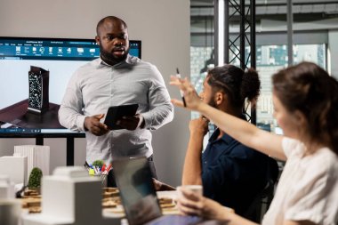 Yapısal planlar ve 3D modeller sunan siyah emlak müteahhidi, altyapı büyümesini hedefleyen büyük ölçekli bir kentsel kalkınma projesinin planlanmasının tamamlanması için bir toplantıya katıldı..