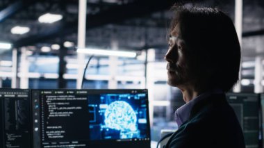 Veri merkezi yazılım geliştiricisi sinirsel ağ AI LLM görüntülemesini izlemek için bilgisayar kullanıyor. Yüksek teknoloji tesisinde çalışan işçiler sunuculara güç veren makine öğrenme süreçlerini denetlemek için bilgisayar kullanıyorlar. Kamera A