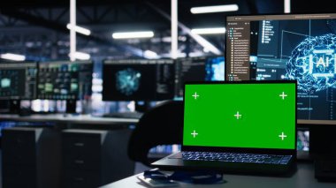 Veri merkezinde kod ayıklama teknolojisi kullanarak sinirsel ağ görselleştirmesi yapan bir dizüstü bilgisayarı kapat. Sunucu odasındaki izole ekran defteri derin öğrenme ve otomatik araştırma görevlerine güç veriyor