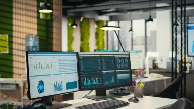 Çok uluslu bir şirketteki boş çalışma alanı veri tahmini için hazırlanmış analitik görüşlü bilgisayarları gösteriyor, yönetim hedefleri kurumsal hedeflerle aynı hizada. Girişim işi.
