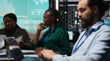 Çeşitli analistlerden oluşan ekip, mesai saatleri dışında yapılan toplantılarda yıllık veri raporlarını inceleyerek, üretkenliği sağlamak için iç iletişimi geliştirdiler. Girişim geliştirme planları üzerinde çalışıyorum. Kamera A.