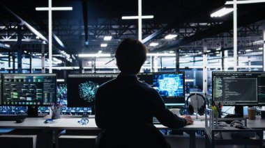 Veri merkezi mühendisi AI LLM görüntülemesini izlemek için bilgisayar kullanıyor. Bilgi İşlem uzmanı sunucuları denetlemek için PC kullanıyor makine öğrenme süreçlerine güç veriyor, kamera A