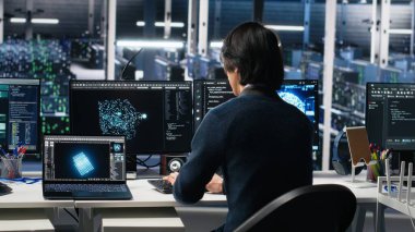 Programcı sunucu odasına giriyor, altyapı teşhislerini gözden geçirmek için yapay zekayı kullanıyor. Bilgi işlem merkezi yüksek teknoloji tesisi yapay zeka teknolojisi ve kamera A kullanarak performans verilerini analiz eder.