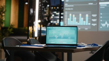 Çalışma saatleri dışında boş bir şirket ofisinde dizüstü bilgisayarın kapatılması, proje brifingleri ve stratejik toplantılar için hedeflenen planlar ve analizler başarıya odaklanmış bir organizasyon içinde hazır..