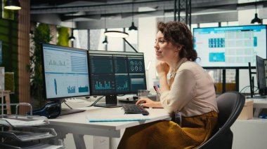 Kadın danışman, stratejiyi hedeflerle hizalamak ve verimli proje yürütülmesine destek olmak amacıyla beyin fırtınası oturumları ve veri tahmini, kavrayışlar ve teknolojiyle meşgul.