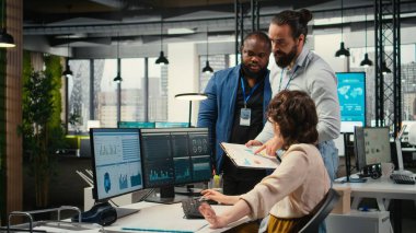 Çeşitli şirket personeli ofiste rapor yazmak için birlikte çalışıyor, yeni bir geliştirme stratejisi geliştirmek için işbirliği yapıyorlar. Verimliliği ve ilerlemeyi arttırmak için görüşler gözden geçiriliyor.