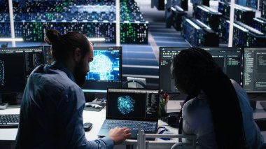 Veri Merkezi Yönetici Stajyer 'e yapay zeka kullanarak nöral ağı izlemesini öğretiyor. Bilgi işlem uzmanı ve Afro-Amerikan kadın sunucuları kontrol etmek için yapay zeka kullanıyor. Makine eğitimi, kamera A