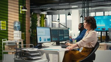 İş yerindeki kadın danışman kazancı artırmak ve iş operasyonlarını genişletmek için yeni bir strateji düşünüyor. İş kadını analitik oturum için veri içgörülerini gözden geçiriyor.