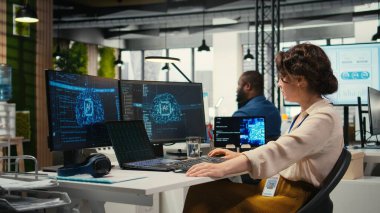 Kadın analist veri madenciliği ve optimizasyonu için yapay zeka ağlarını kullanıyor, çok uluslu bir şirkette otomasyon araçlarıyla çalışıyor. Başarı için yapay zeka dijital araçları.