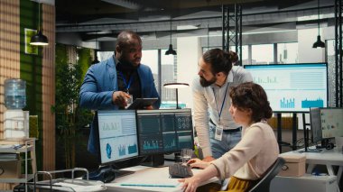 Çeşitli çalışanlar iş planlama ve rapor yazma konularında faaliyet göstererek, şirket verilerini hedeflerle aynı hizaya getirmek için kullandılar. Ofisteki bilgisayardaki raporlar inceleniyor.