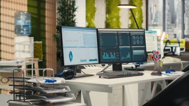 Geliştirme stratejisi, veri analizi ve performans ölçümlerinin planlanmasına yardımcı olmak için mali tanılama yapan çift monitörlü boş iş ofisleri. Çalışma alanında verimlilik.