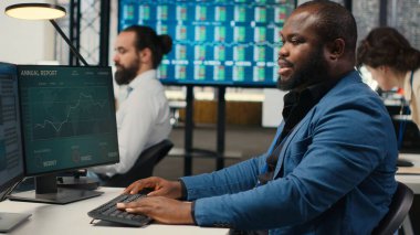 Bayan meslektaşım genel müdür için dosya klasörleri getiriyor ve arşiv dosyalarında takım liderine yardım ediyor. Verimli örgütsel iş akışını sağlama sekreteri. Kamera B.