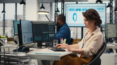 Kadın iş analistleri, tahminler ve kurumsal gelişim için yazma bilgilerini koz olarak kullanıp, stratejik hizalamalar için finansal veri tablolarını hedeflere göre kullanırlar. Kamera B.