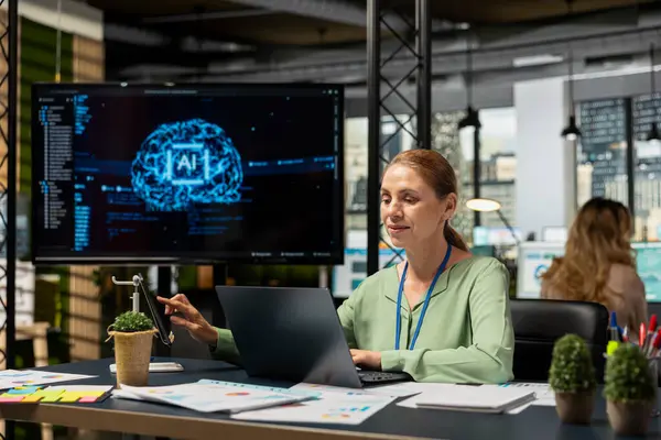 Bilişim şirketi yöneticisi, çok uluslu modern bir şirkette performans tahmini, stratejik planlama ve geliştirme için yapay zeka otomasyonu ve derin öğrenme kullanır. Büyüme.