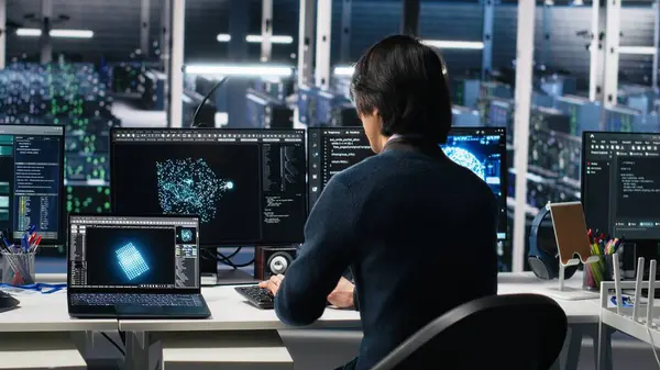 Programcı sunucu odasına giriyor, altyapı teşhislerini gözden geçirmek için yapay zekayı kullanıyor. Bilgi işlem merkezi yüksek teknoloji tesisi yapay zeka teknolojisi ve kamera A kullanarak performans verilerini analiz eder.