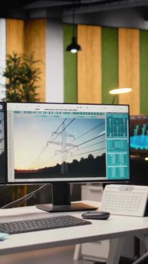 Makine dairesinde akıllı elektrik şebekesi geliştirmek için kullanılan bilgisayarda dijital modelleme aracı. Bilgisayardaki CAD yazılımı yüksek voltaj iletim kulesini yükseltmek için kullanıldı