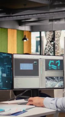 Ar-Ge araştırmacısı güneş yeşili enerji sistemlerini incelemek için yapay zeka kullanıyor. Fotovoltaik karbon ayak izini geliştirmek için yapay zeka teknolojisini kullanan mühendis, kamera A