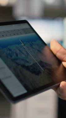 Jeneratör üzerindeki rüzgar enerjisi teçhizatının dijital modellemesini yapan çalışanları kapatın. Ofisteki teknisyen rüzgar türbini CAD tasarımı üzerinde çalışmak için tablet kullanıyor, yeşil enerji araştırması yapıyor.