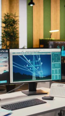 Elektrik hattı CAD tasarımı, dijital altyapı planlamasında kullanılan mühendislik ofisindeki çift monitörlerde gösterildi. Aktarım kulesi güç hattı optimizasyonu için kullanılan yazılım
