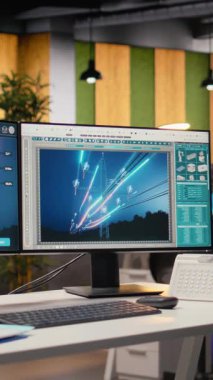 Dijital güç hatları analitik gösterge paneli performans verilerini gösterir, akıllı ızgara optimizasyonunu destekler. Ofisteki çalışma istasyonu, temiz enerji jeneratörü iletim kulesindeki sensör verilerini analiz etmek için kullanılır.