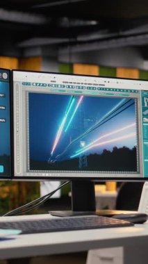 Elektrik şebekesi altyapı verileri dijital enerji denetimleri ve sistem güncellemeleri için içgörü sağlıyor. Ofisteki analitik gösterge paneli iletim kulesi verimlilik ölçümlerini değerlendiriyor