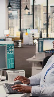 Ofisteki yaratıcı güneş enerjisiyle çalışan neşeli mühendisin portresi. Neşeli Afrikalı Amerikalı kadın çevre koruma verimliliğini arttırmak için güneş aygıtı yapıyor, kamera A