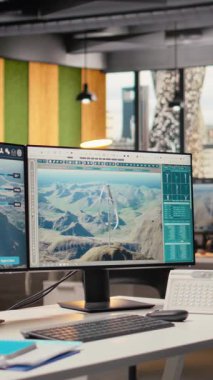 Mühendislik ofisinde yeşil enerji araştırmalarında kullanılan fütürist dikey rüzgar türbini CAD tasarımı. Gelişmiş temiz rüzgar VAWT enerji üreteç donanımının dijital modellenmesiyle bilgisayar üzerindeki yazılım arayüzü