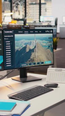 PC üzerindeki yazılım arayüzü rüzgar çiftliği yerleşimlerini planlamak için kullanılır, ideal türbin yerleşimlerini belirler. Yel değirmenlerinin çiftlik yapılandırmalarını tasarlamak için kullanılan mühendislik ofisindeki bilgisayar üzerindeki CAD programı