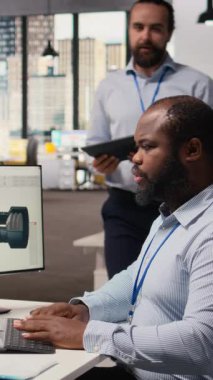 Rüzgâr türbini tasarımını optimize etmek için CAD uygulamasını kullanarak karbon ayak izini azaltan bir mühendis yöneticisi. Ar-Ge ekip lideri ve işçi, çevre dostu yel değirmeni parçaları için gelişmiş materyalleri test ediyor.