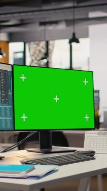 Elektrik hattı CAD tasarımı, dijital altyapı planlaması için kullanılan mühendislik ofisindeki yeşil ekran PC 'de gösterildi. Aktarım kulesi sistem optimizasyonu için kullanılan bilgisayar üzerindeki yazılım