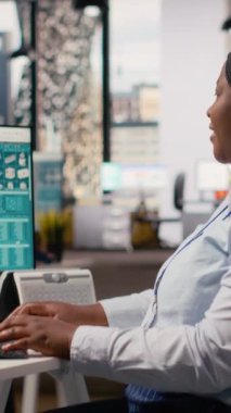 Çevresel performansı artırmak için yeni malzemelerle tasarlanmış taşınabilir güneş enerjisi aleti üzerinde çalışan mühendis. İşçi tasarımı güneş pili lambası prototipi güneş ışığında çalışıyor, kamera B