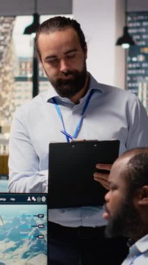 Mühendislik ekibi temiz enerji üretimi için tasarlanmış fütüristik rüzgar türbini kavramına beyin fırtınası yapıyor. Ofis araştırmalarında çalışan takım arkadaşları VAWT 'nin yenilikleri, kamera B