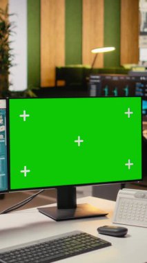 Yeşil ekrandaki elektrik şebekesi altyapı verileri enerji denetimleri ve sistem güncellemeleri için içgörü sağlıyor. Analitik kontrol paneli, iletim kulesi verimlilik ölçümlerini hesaplayan bir bilgisayar.