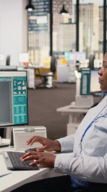 Gülümseyen mühendisin portresi temiz enerji teknolojisiyle güneş enerjili cihaz tasarımı yapmak için PC kullanıyor. Ar-Ge ofisindeki mutlu Afrikalı Amerikalı kadın ekolojik güneş cihazı prototipi, kamera A 'yı yaratıyor.