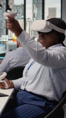 Alternatif enerji teknolojisi kullanarak güneş enerjili cihaz tasarımı yapmak için VR kulaklık kullanan bir teknisyen. İşçi çevre dostu güneş cihazları geliştirmek için sanal gerçeklik simülasyonu kullanır, kamera A