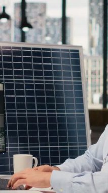 Ar-Ge uzmanı temiz enerji çözümleri geliştirir, kahve içer, iş arkadaşıyla konuşur. Mühendis iş arkadaşıyla sohbet ediyor, içecekten keyif alıyor, yenilenebilir enerji üretimini PC, kamera B 'de optimize ediyor.