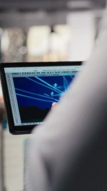 Ofisteki elektrik santrallerini tasarlamak için tablet kullanan mühendisi kapatın. Ar-Ge uzmanı iletim kulesi sistemlerini optimize etmek için cihaz üzerinde CAD yazılımı kullanır. Kamera A