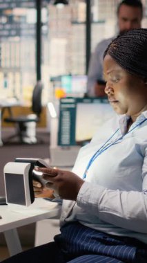 Ofisteki mühendis gelişmiş güneş pili teknolojisini değerlendiriyor temiz enerji tabanlı cihaz. Ar-Ge uzmanı güneş paneli lambası prototipini test etmek için ışıkları açar, güç çıkışını kontrol eder, kamera B