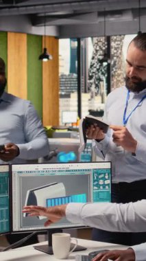 Ofisteki mühendisler yenilikçi güneş enerjili cihaz için beyin fırtınası yapıyorlar. Ekip çalışması Ar-Ge uzmanları taşınabilir güneş paneli aygıtlarını deniyorlar, verimliliği arttırmak için birlikte çalışıyorlar, kamera A